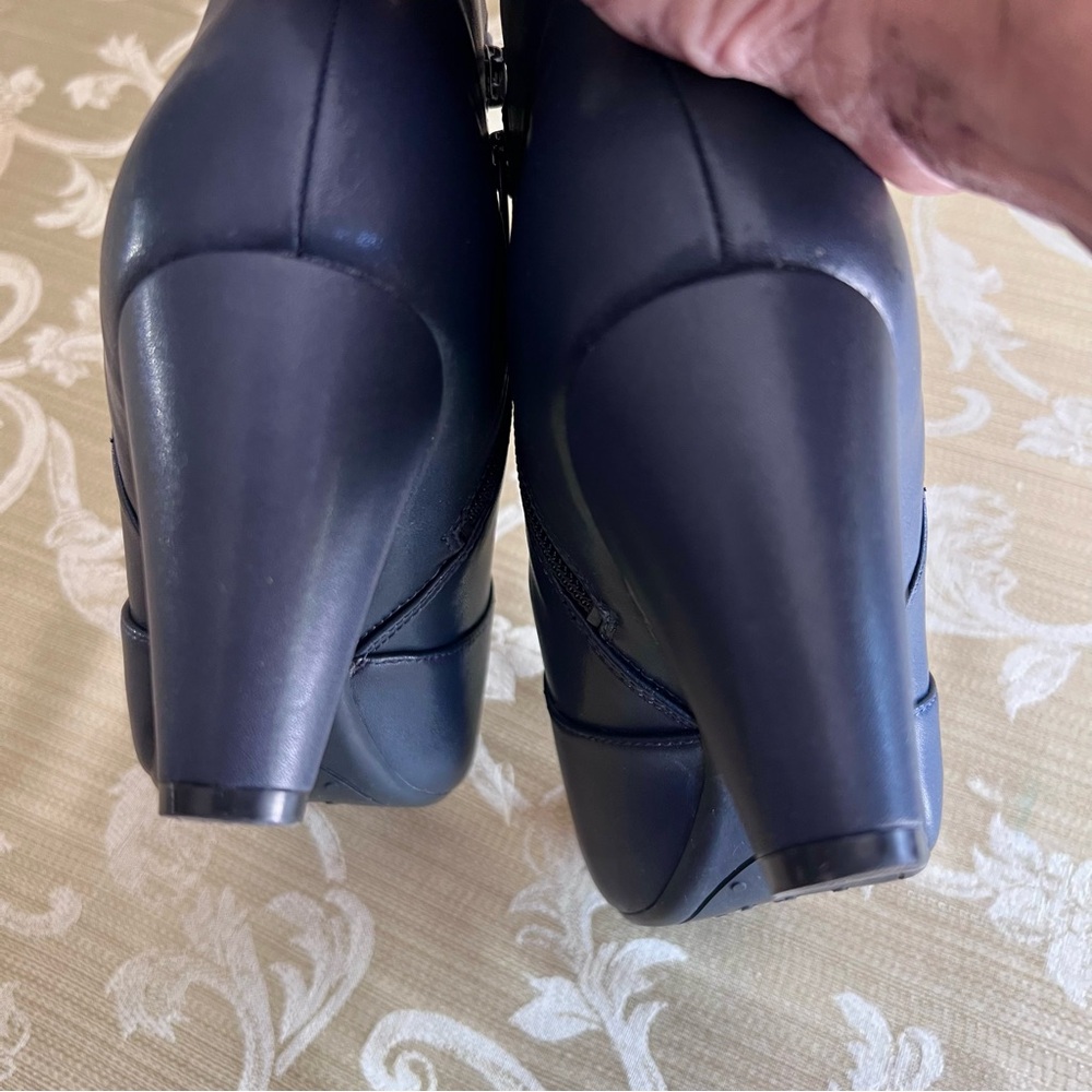 Womenโs booties zip up size 7W Easy Spirit Anti Gravity dark navy vegan - Picture 5 of 9